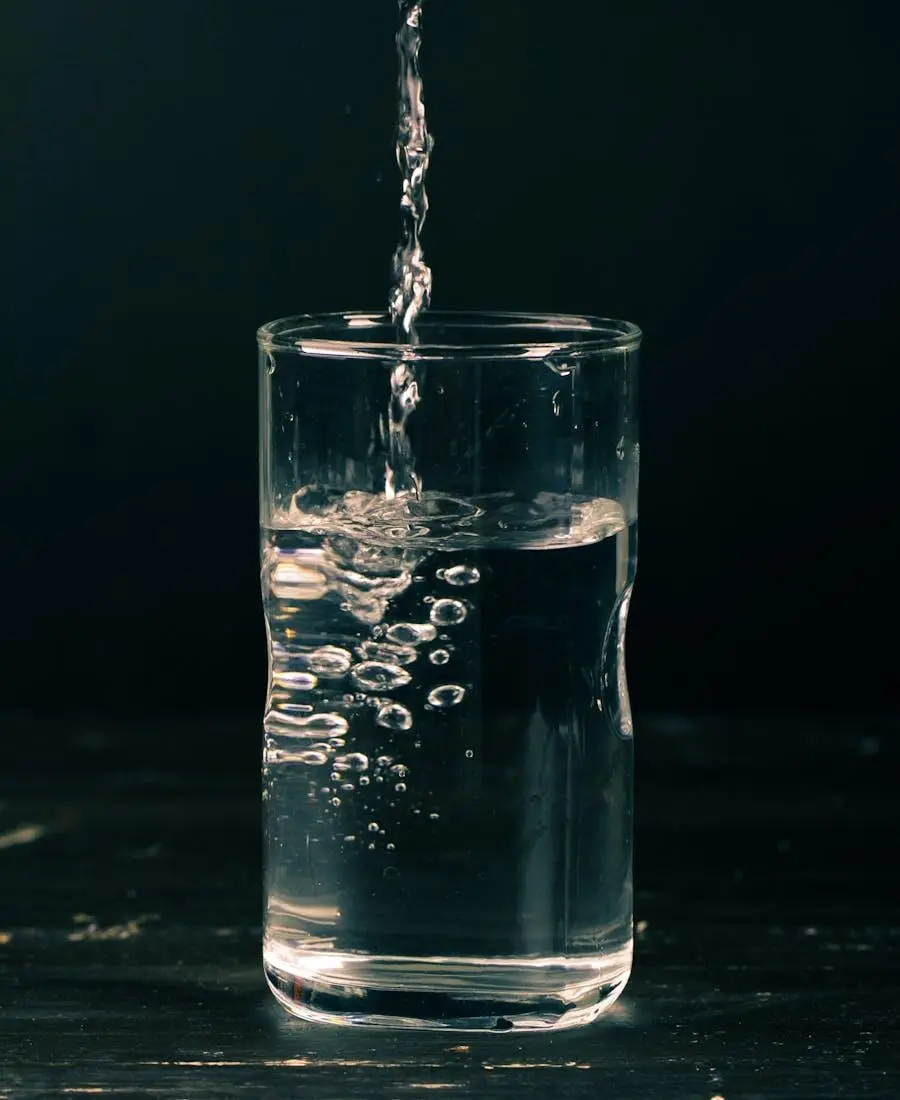 Acqua pura versata in un bicchiere
